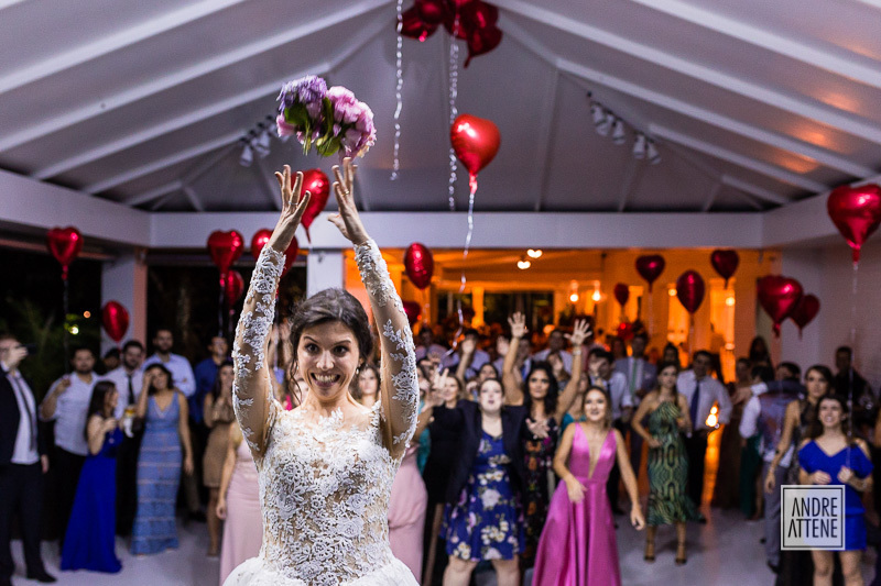 noiva se prepara para jogar o bouquet