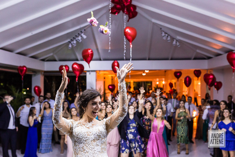 o bouquet no ar voa em direção às convidadas solteiras