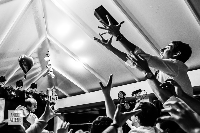 momento em que o convidado pega a caixa de whisky jogada pelo noivo na festa de casamento