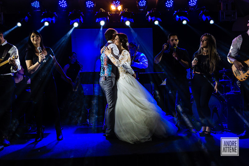 os noivos sobem no palco e dançam enquanto a banda toca