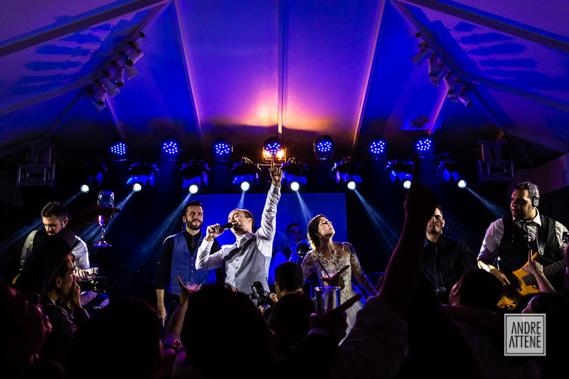 Clarissa e Thiago cantando e animando a festa em fotografia espontânea na fazenda 7 lagoas