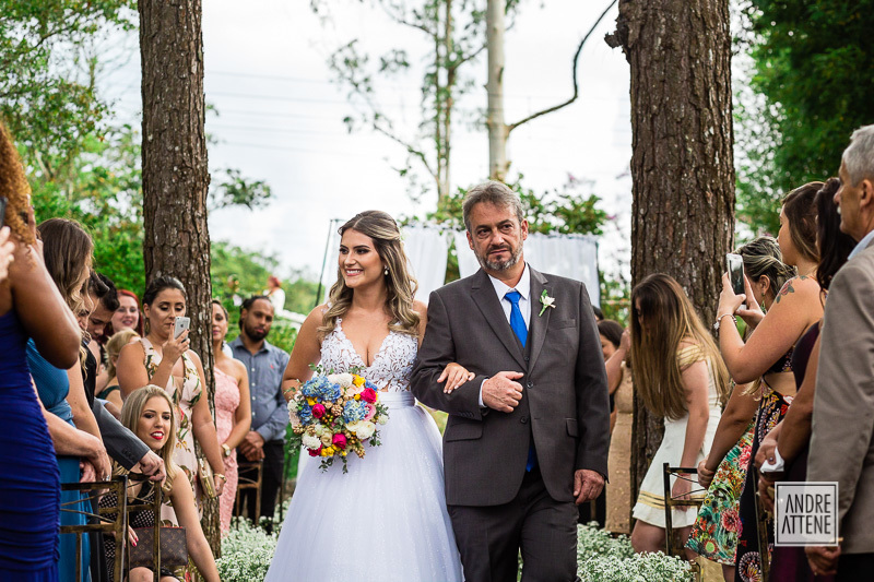 a noiva, Jessica entra na cerimônia de casamento com seu pai