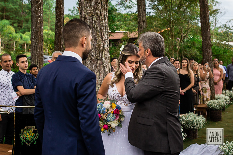 a noiva emocionada em fotografia documental sem pose e natural de Andre Attene