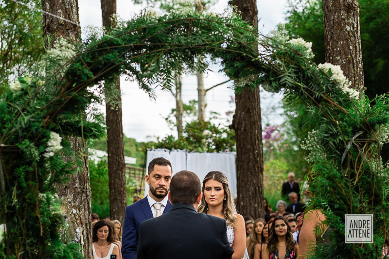 os noivos no altar durante a cerimônia de casamento