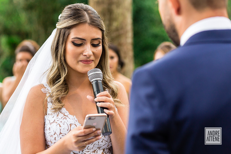 a noiva Jessica faz seus votos em fotografia espontânea de Andre Attene, fotógrafo de São Paulo