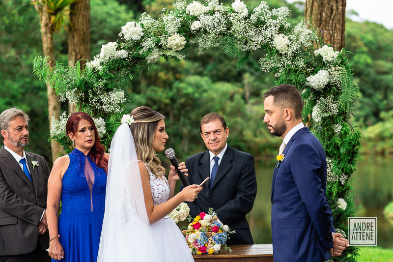 Os pais da noiva a observam enquanto ela faz seus votos