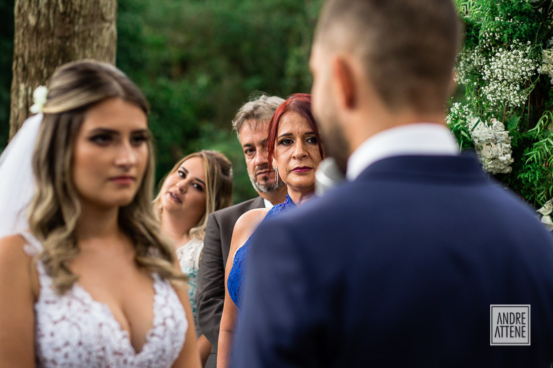 a família da noiva observa o noivo, João, fazendo seus votos à Jessica