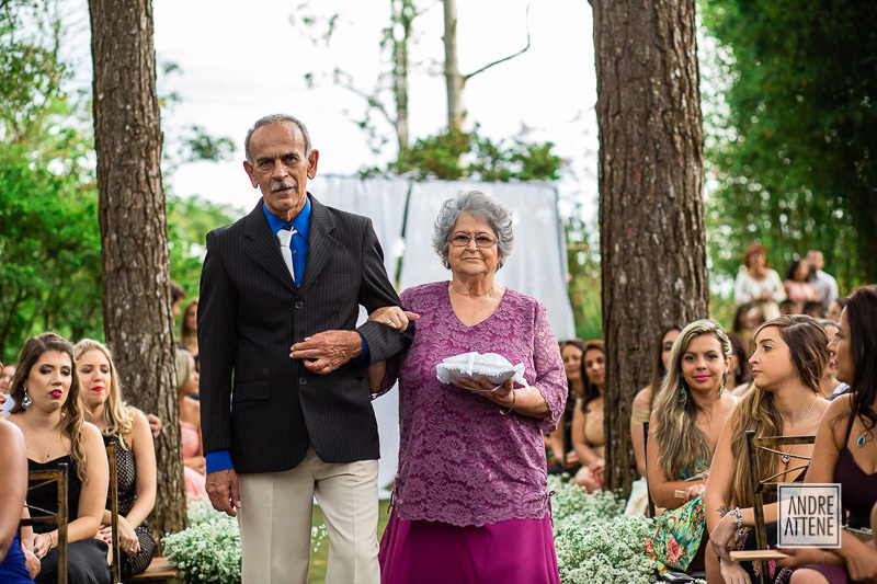 Quem traz as alianças de casamento são os avós da noiva