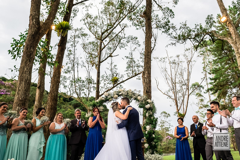 o tão esperado momento do beijo. Enfim casados, os noivos se beijam em fotografia de Andre Attene de SP
