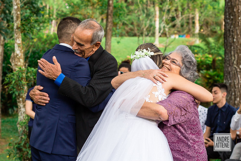 Os noivos abraçam os avos da noiva