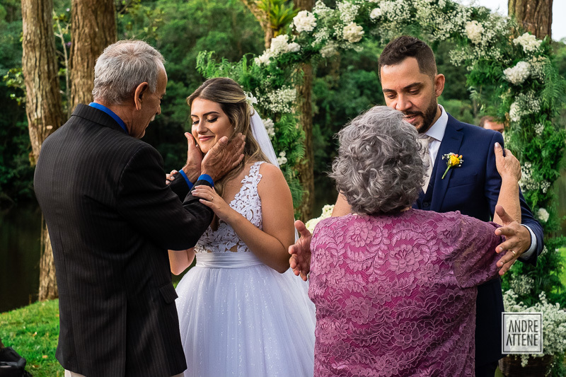 o Avô de Jessica segura carinhosamente o rosto dela, enxugando suas lágrimas de emoção