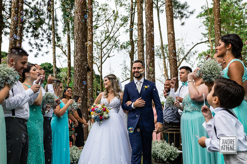 Os noivos são recebidos com bolhas de sabão em sua saída da cerimônia