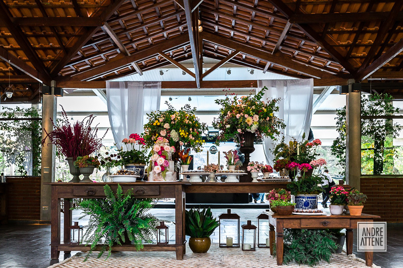 a mesa do bolo com uma linda decoração de casamento