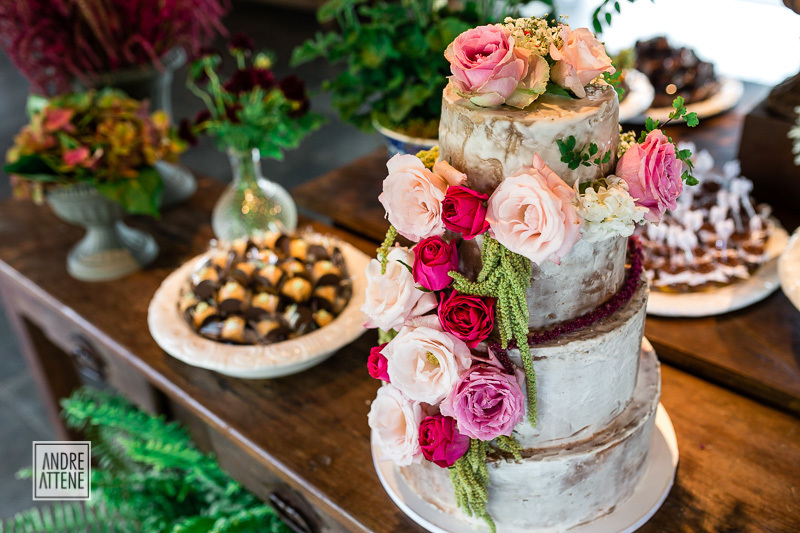 o bolo com flores, ao lado dos doces de casamento