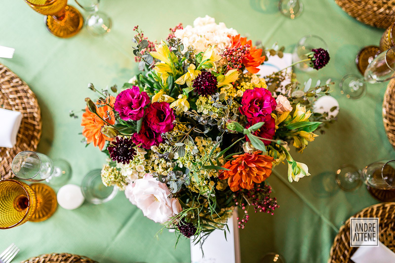 foto mostrando o arranjo de flores no centro das mesas dos convidados