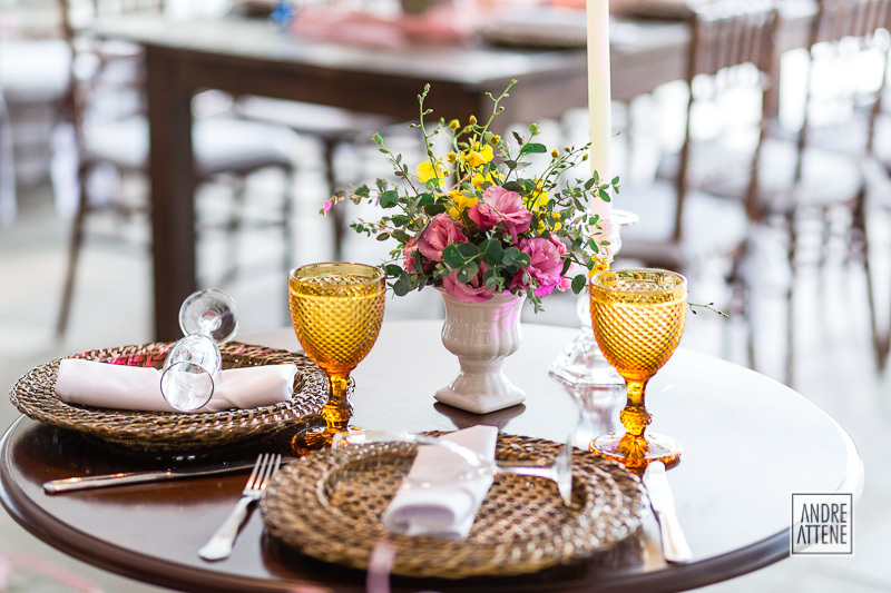 a mesa dos noivos, mais intimista com espaço apenas para o casal