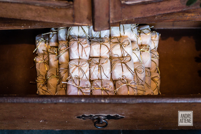 os bem casados em uma gaveta antiga, apoiando a decoração rústica do casamento rústico