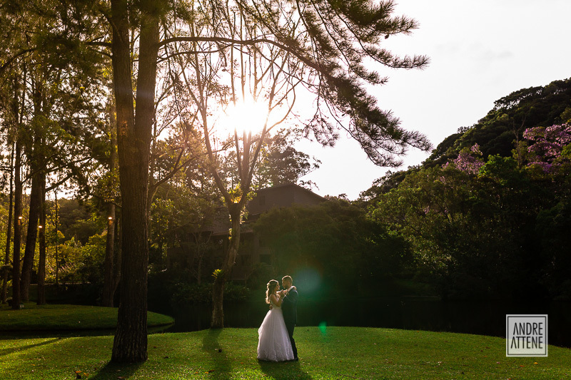 os noivos sentem o pôr do sol sobre sua pele em fotografia de Andre Attene