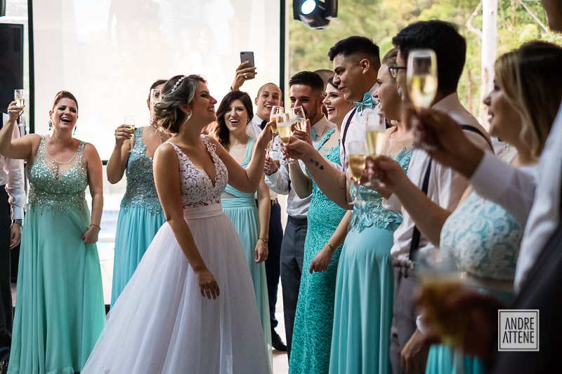 no momento do brinde, a noiva passa sua taça pelos padrinhos