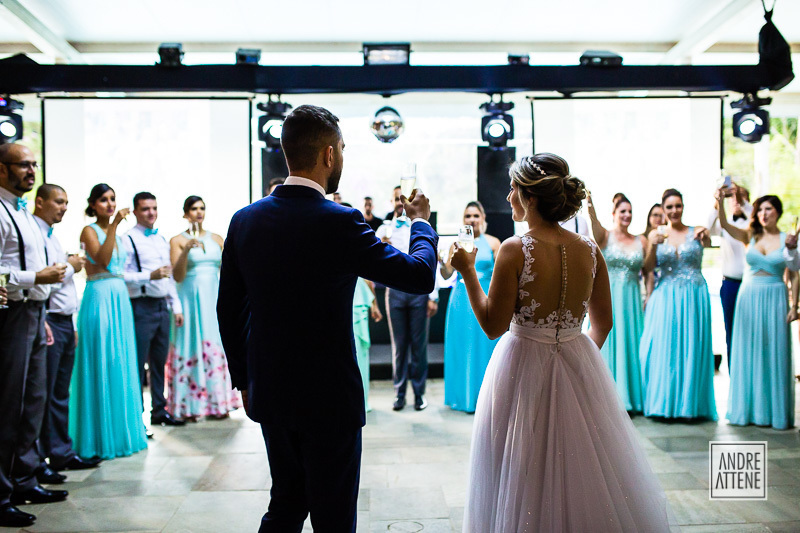 os noivos brindam com seus padrinhos na festa de casamento no Recanto Serra do Mar