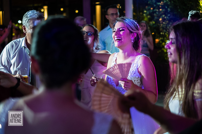 a noiva muito feliz em sua festa de casamento no Recanto Serra do Mar