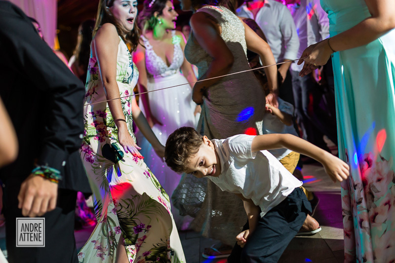 Todos se divertem na pista de dança