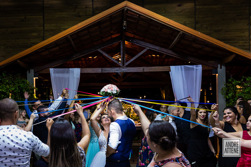 a hora do bouquet de fitas, onde a noiva vai cortando as fitas até que sobre apenas a que está sendo segurada pela próxima solteira a se casar