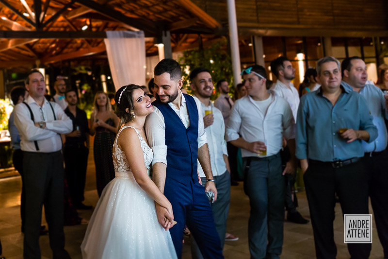 com muita felicidade, o casal comemora o fim da festa de casamento