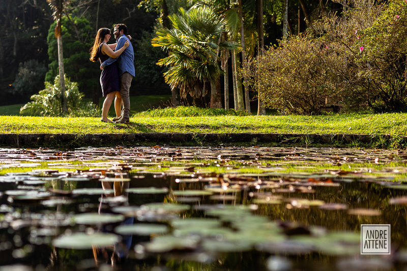 Uma divisão no meio do quadro feito por Andre Attene, fotógrafo de pre wedding, separa o olhar em duas fases, uma com foco no local e outra no casal