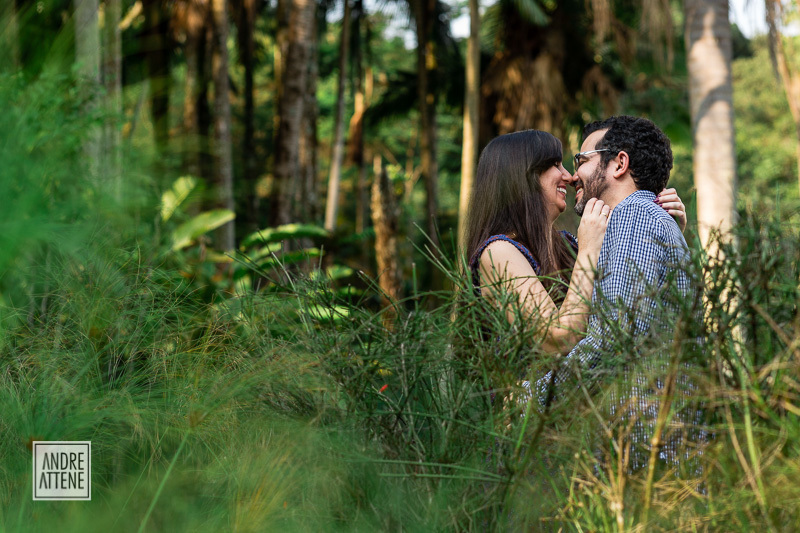 composição feita aproveitando a mata do Jardim Botânico para emoldurar o casal