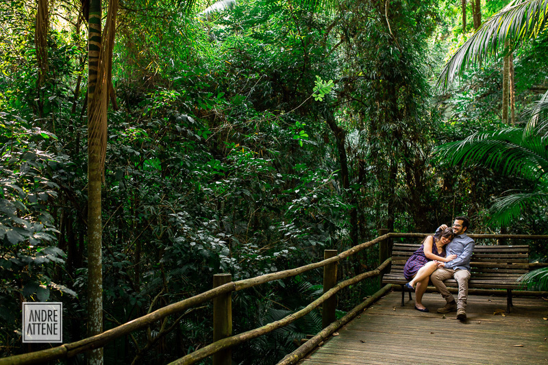Mostrando bastante o verde, e lembrando um casamento no campo, as linhas levam o olhar ao casal, em fotografia e-session de Andre Attene