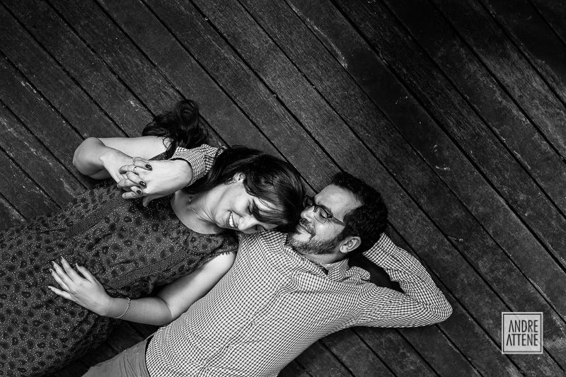 o fotógrafo de casamentos Andre Attene, de São Paulo SP, mostra em imagem o conceito do noivo protetor e noiva carinhosa