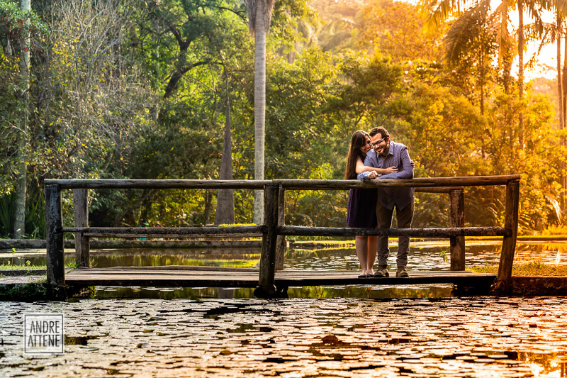 em um lindo pôr do sol, Mariana e Ederson são fotografados durante pre wedding informal e espontâneo