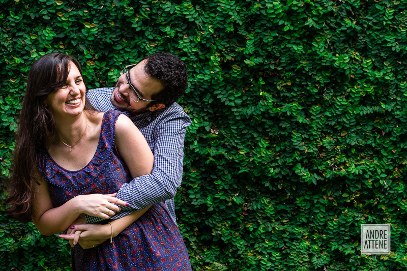 Mariana e Ederson se divertem durante seu ensaio fotográfico pré casamento. Imagem limpa e com destaque total no casal por Andre Attene, fotógrafo de casamentos no campo em SP