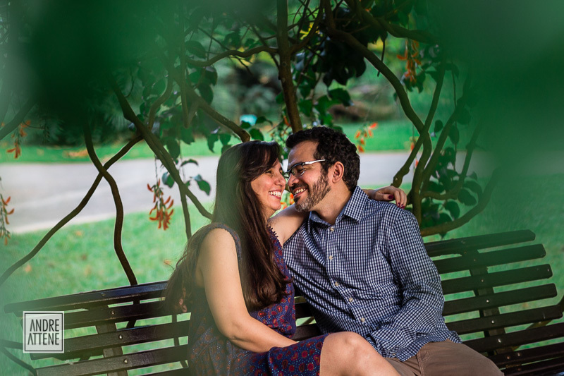 Casal de noiva e noivo conversando naturalmente no Jardim Botânico em São Paulo