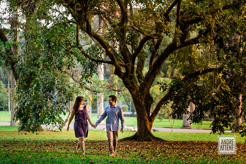 Mariana e Ederson passeiam de forma natural e espontânea no Jardim Botânico em seu pré wedding