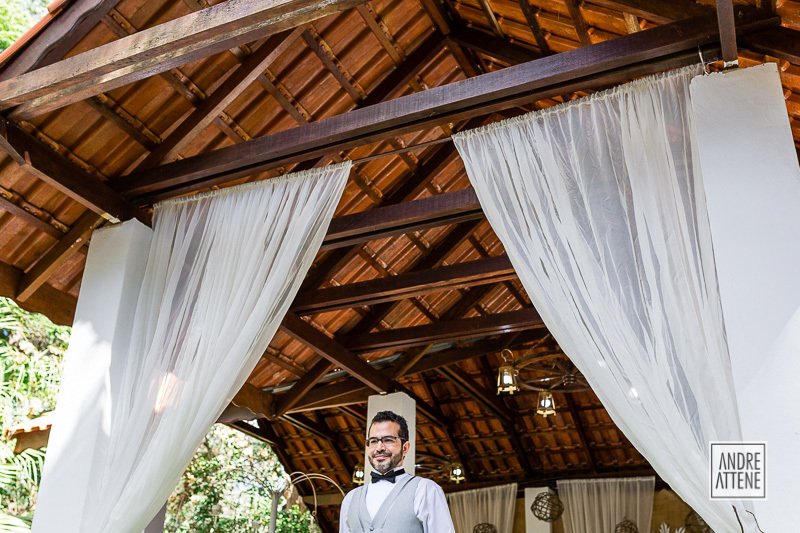 o noivo, Ederson, vendo sua noiva chegar