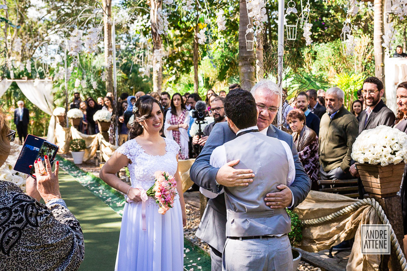 o pai da noiva abraça o noivo