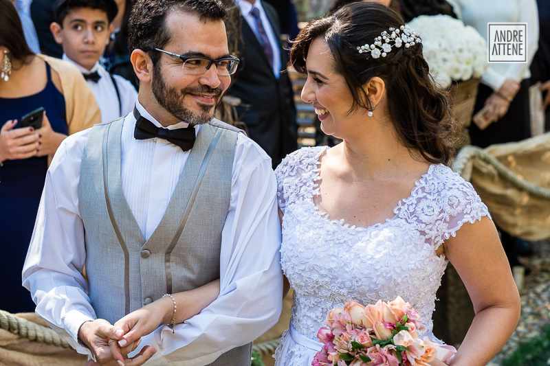 o casal se olha apaixonado e feliz na fotografia espontânea de Andre Attene