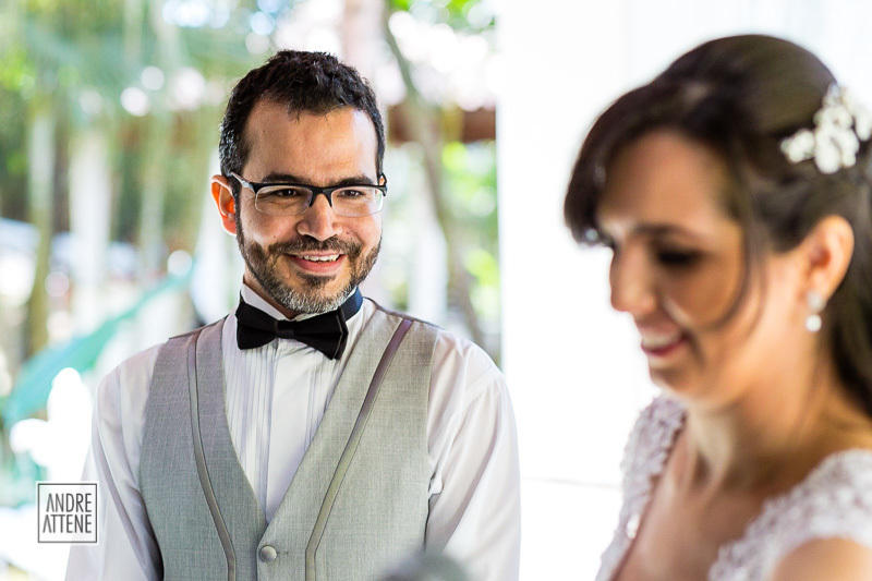 o noivo olha para a noiva muito feliz em registro natural de Andre Attene