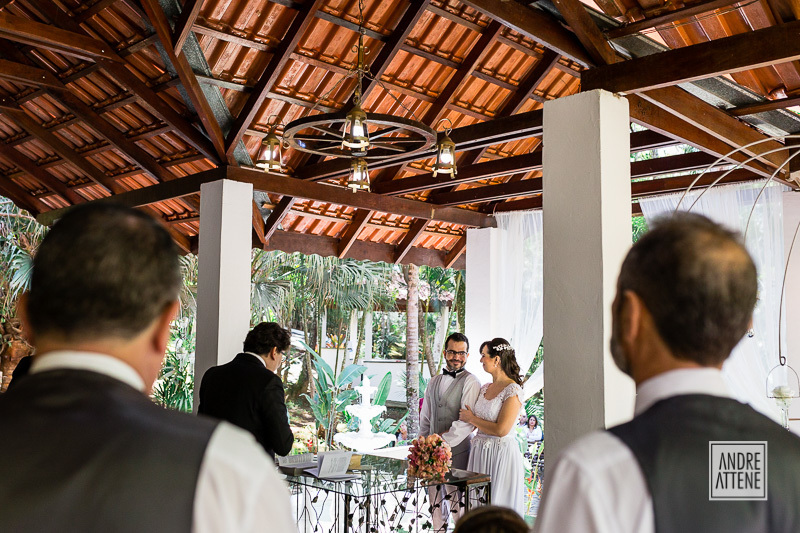 a visão dos padrinhos dos noivos durante a cerimônia de casamento