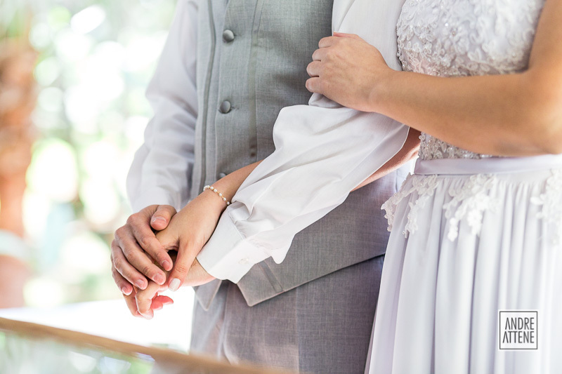 detalhe mostrando o carinhos dos noivos na cerimônia de casamento no recanto dos Sabiás, em Guarulhos SP