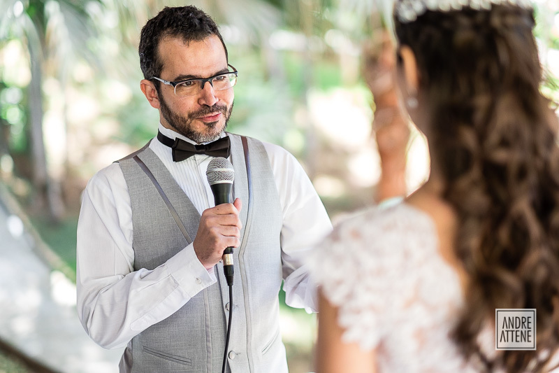 o noivo faz seus votos de amor para a noiva