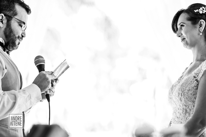 a noiva olha carinhosamente para o noivo durante os votos de casamento no recanto dos Sabiás