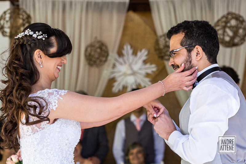 Mariana fazendo um carinho espontâneo em seu noivo Ederson após seus votos de casamento
