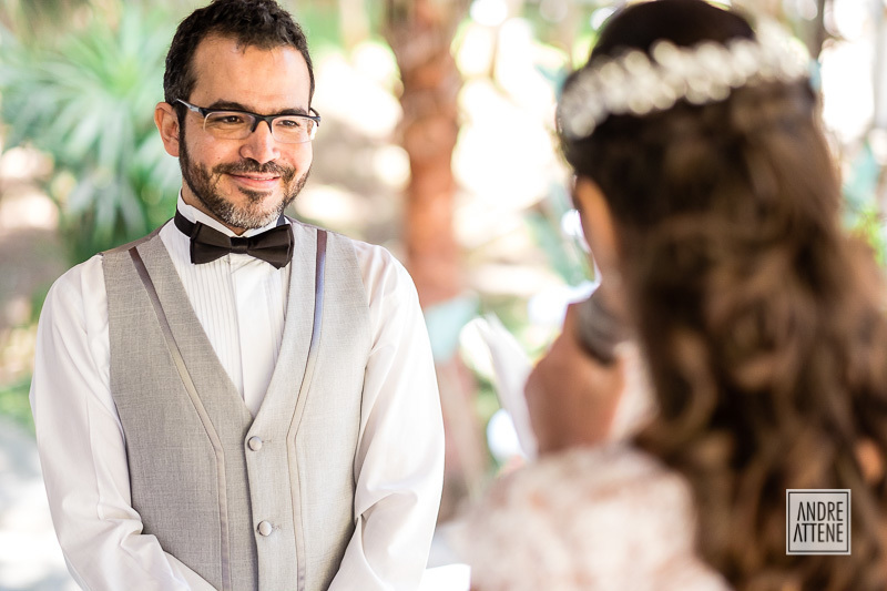 o noivo reage com um sorriso apaixonado aos votos de sua noiva Mariana