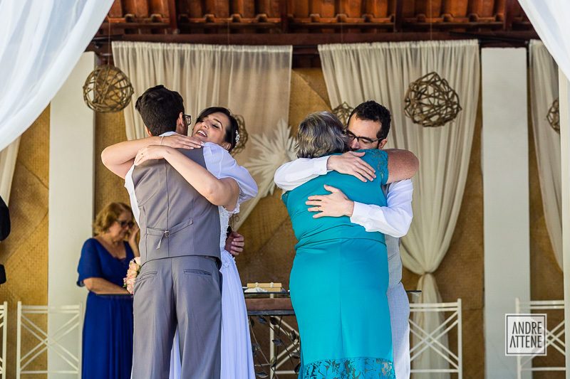 o noivo abraça sua mãe emocionado