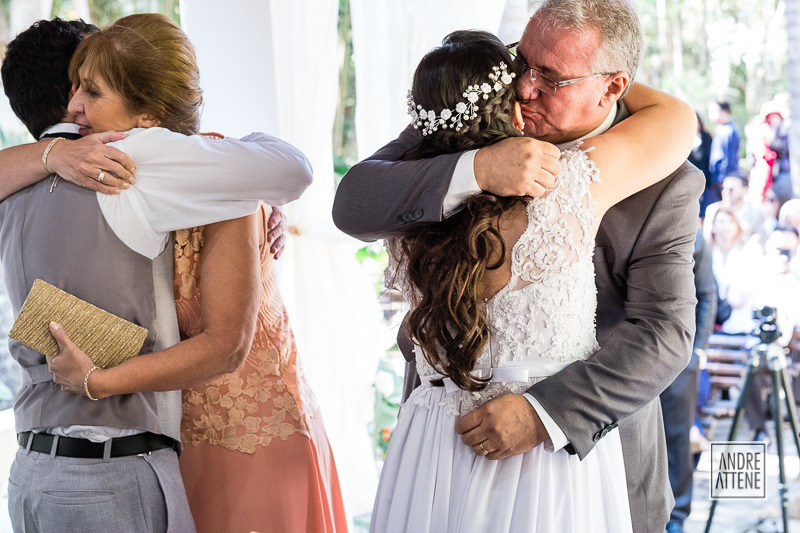 o pai da noiva a abraça com muito carinho se despedindo de sua filha