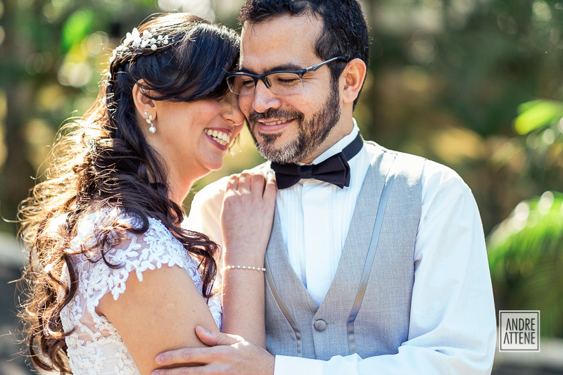 noivos carinhosos sorrindo no Recanto dos Sabiás