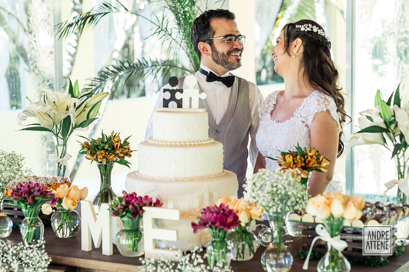 Mariana e Ederson muito felizes na mesa do bolo
